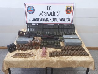 Ağrı Dağı’nda PKK sığınağında 61 el bombası imha edildi