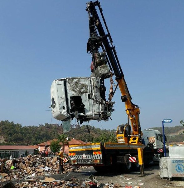 Muğla'da üst geçide çarpan TIR devrildi