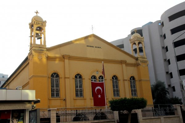 Hatay'da ortodoks kilisesine Türk bayrağı asıldı