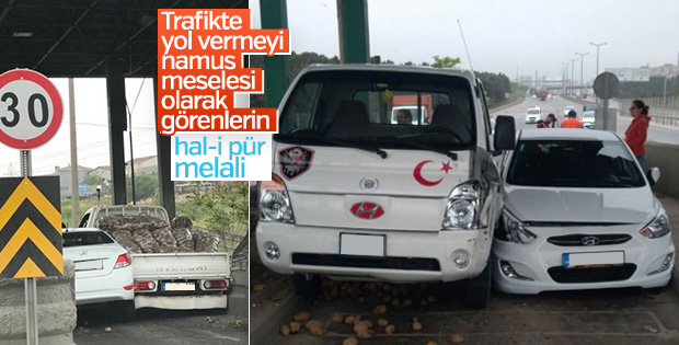 İnatçı sürücüler otoyol gişesine sıkıştı