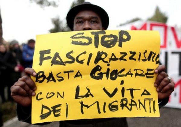 İtalya'da ırkçılık ve faşizme karşı 30 bin kişi yürüdü