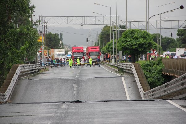 Karadeniz Sahil Yolu'nda yıkılan köprünün havadan görüntüsü