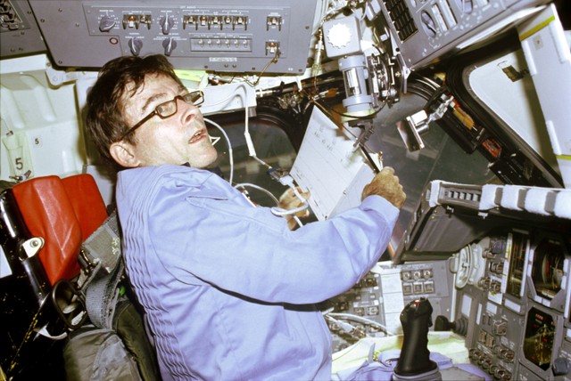 NASA'nın efsane astronotu John Young öldü