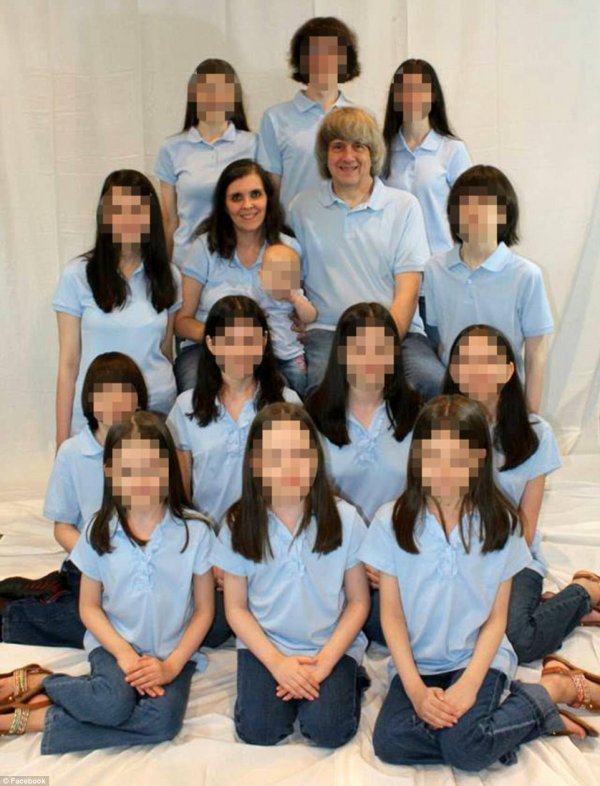 Amerikalı çift 13 çocuğunu zincirleyip işkence etti