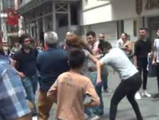 İstiklal Caddesi'nde turistlerin tekme tokat kavgası