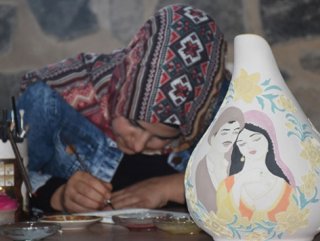 Kadınlar Cizre'nin tarihi mekanlarını çinilere işliyorlar