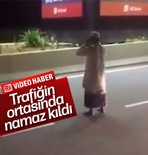 Trafiğin ortasında namaz kılan adam