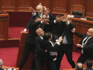 Arnavutluk meclisinde Başbakan'a yumurta attılar