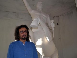 Salihlili öğretmen Katar Emiri için sentor heykeli yaptı