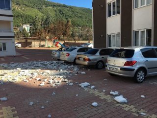 Rüzgar binanın dış cephe kaplamasını parçaladı