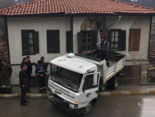 Kamyon eve çarptı, sürücü yaralandı