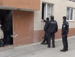 Madde bağımlısı, anne ve babasını bıçakla rehin aldı
