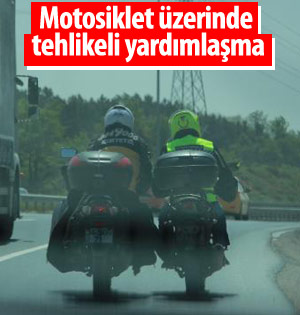 Motosiklet üzerinde tehlikeli yardımlaşma