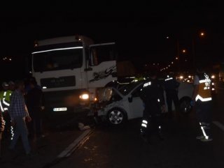İzmir'de tır ile çarpışan otomobilin sürücüsü öldü