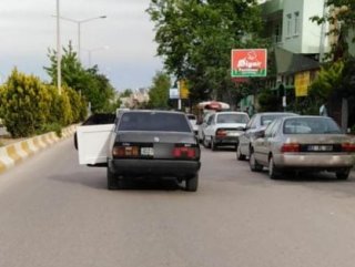 Adıyaman'da otomobil kapısı açık seyretti