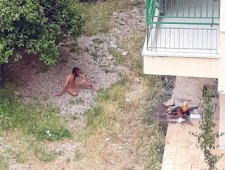 Madde bağımlısı ateş yakıp sokakta çırılçıplak oturdu