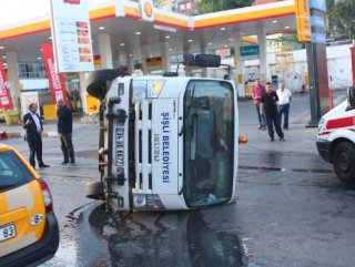 Şişli Belediyesi'ne ait temizlik kamyonu devrildi