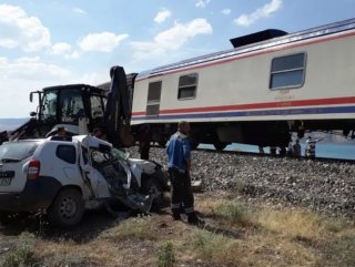 Elazığ’da tren otomobile çarptı: 1 ölü, 2 yaralı
