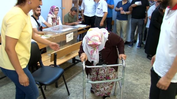 71 yaşındaki teyze engel tanımadı
