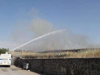 Mardin'de anız yangınına TOMA müdahale etti