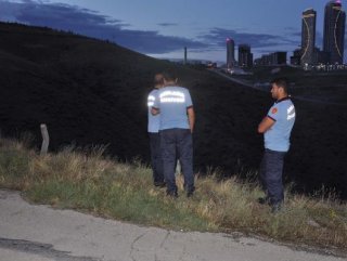 Ankara’da otomobil 300 metreden vadiye düştü