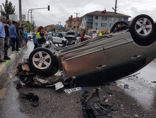 Sakarya’da iki otomobil çarpıştı: 7 yaralı