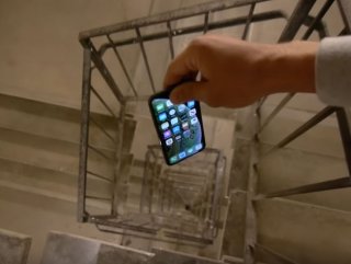 iPhone XS, 30 katlı binanın merdiven boşluğuna bırakıldı