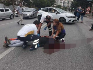 Hatalı U dönüşü yapan otomobile motosiklet çarptı