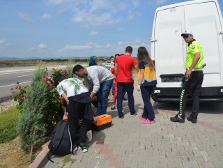 Tekirdağ'da araca çarpan minibüsten göçmenler çıktı