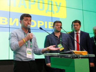 Ukrayna’da erken seçimin galibi Zelenski