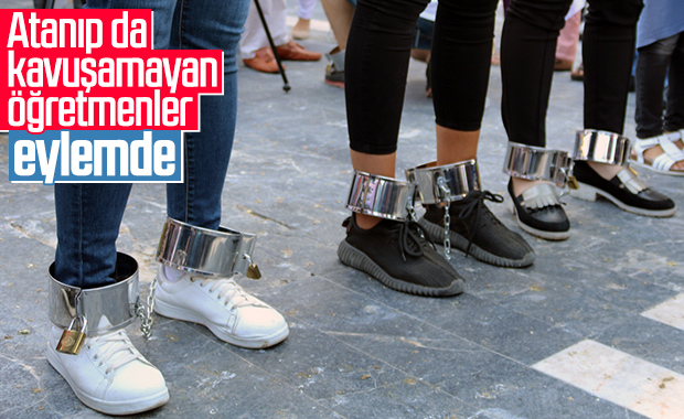 Tayin isteyen öğretmenler ayak bileklerine pranga taktı