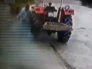 Patlayan traktör lastiği sürücüyü yaraladı
