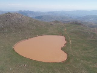 Sivas'ta kalbi andıran göl dikkat çekiyor