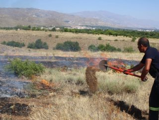 Sıcak hava Erzincan’da yangınları artırdı