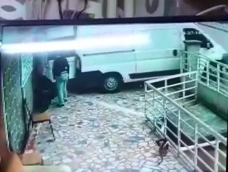 Küçükçekmece'de korkak hırsızlar alarmı duyunca kaçtı