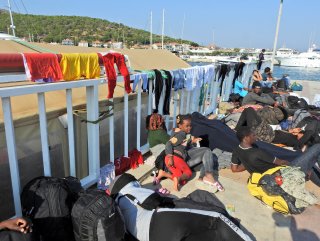 180 göçmen şişme botla Yunanistan'a geçerken yakalandı