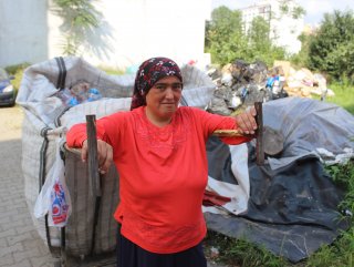 Giresunlu anne, çocukları için parasını çöpten çıkarıyor