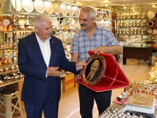 Binali Yıldırım'dan çatık kaşlı portre tepkisi