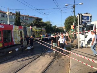 Cevizlibağ'da su tankeri tramvaya çarptı