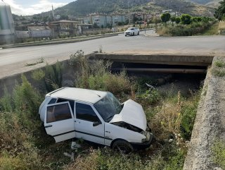 Tokat'ta sulama kanalına düşen aracın sürücüsü yaralandı