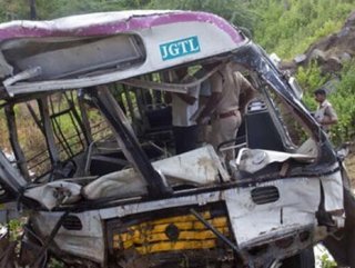Hindistan'da minibüs uçuruma yuvarlandı: 9 çocuk öldü