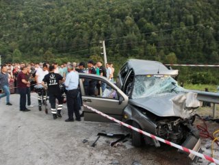 İki otomobil kafa kafaya çarpıştı: 1 ölü, 5 yaralı
