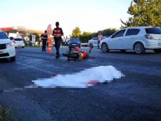 Kamyona çarpan kasksız motosikletli hayatını kaybetti