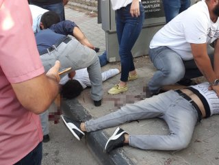 Gaziantep'te motosiklet metrobüs durağına çarptı