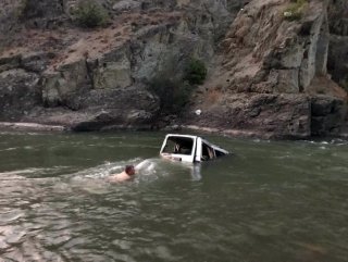 Artvin'de kamyonet Çoruh Nehri’ne uçtu