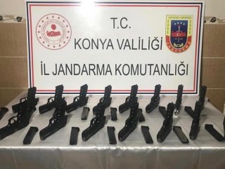 Konya'da ayakkabı kutularından ruhsatsız tabanca çıktı