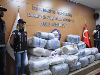 İzmir'de gecekonduya baskın: 600 kilogram skunk ele geçirildi
