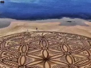 Birkaç saatlik ömrü olan sanat eserleri büyülüyor