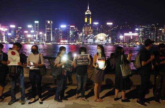 Hong Kong’da Çin yönetimine karşı insan zinciri