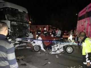Konya'da işçilerinin otomobiline tır çarptı : 3 ölü, 2 yaralı